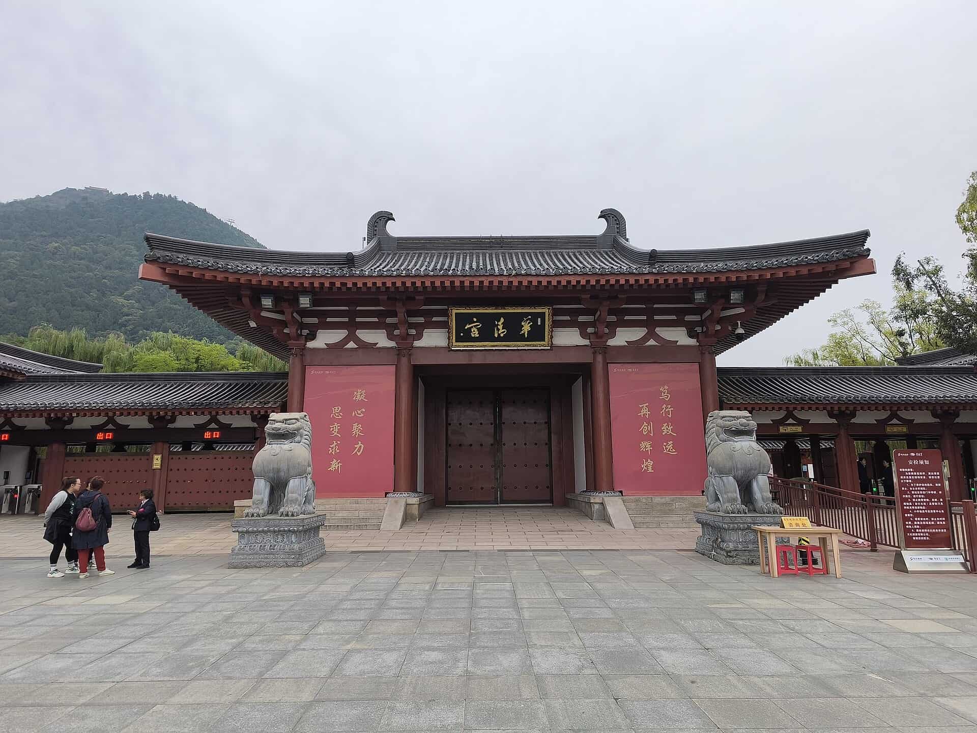 Huaqing Palace halls and lake at the foot of Mount Li