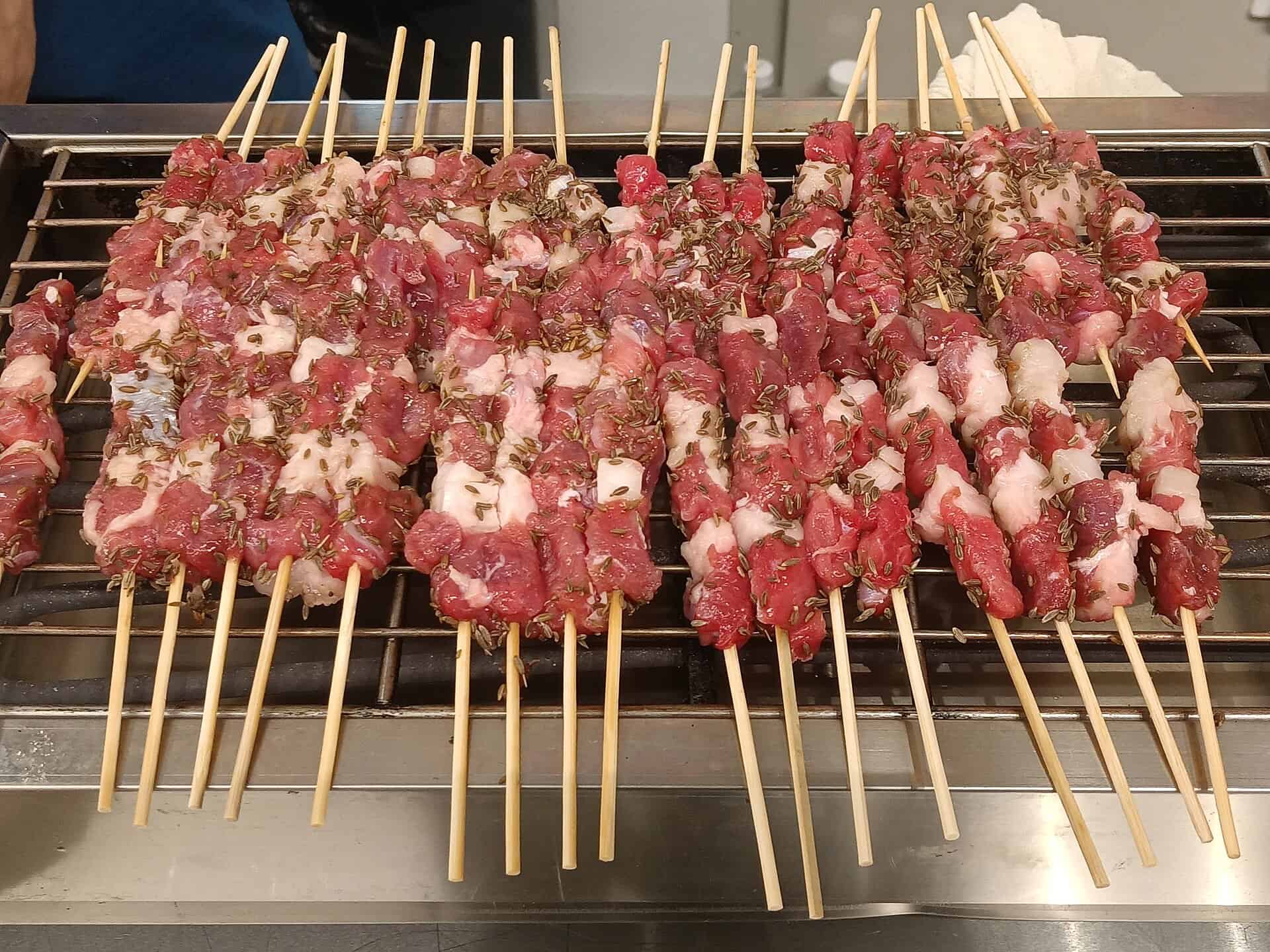 Cumin-and-chili grilled lamb skewers (yangrouchuan), the Hui barbecue of Xi'an's markets