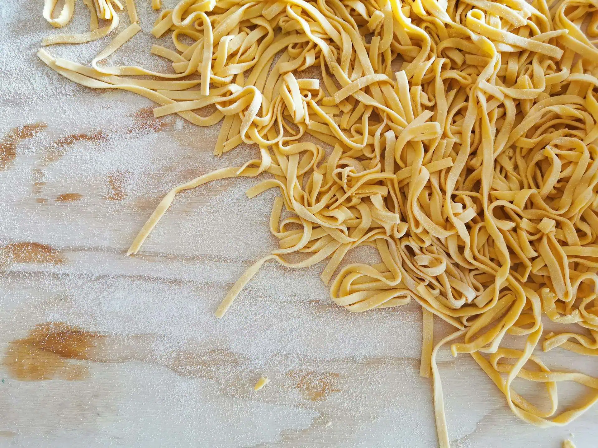 Fresh ribbon noodles for liangpi, Shaanxi's cold-skin classic