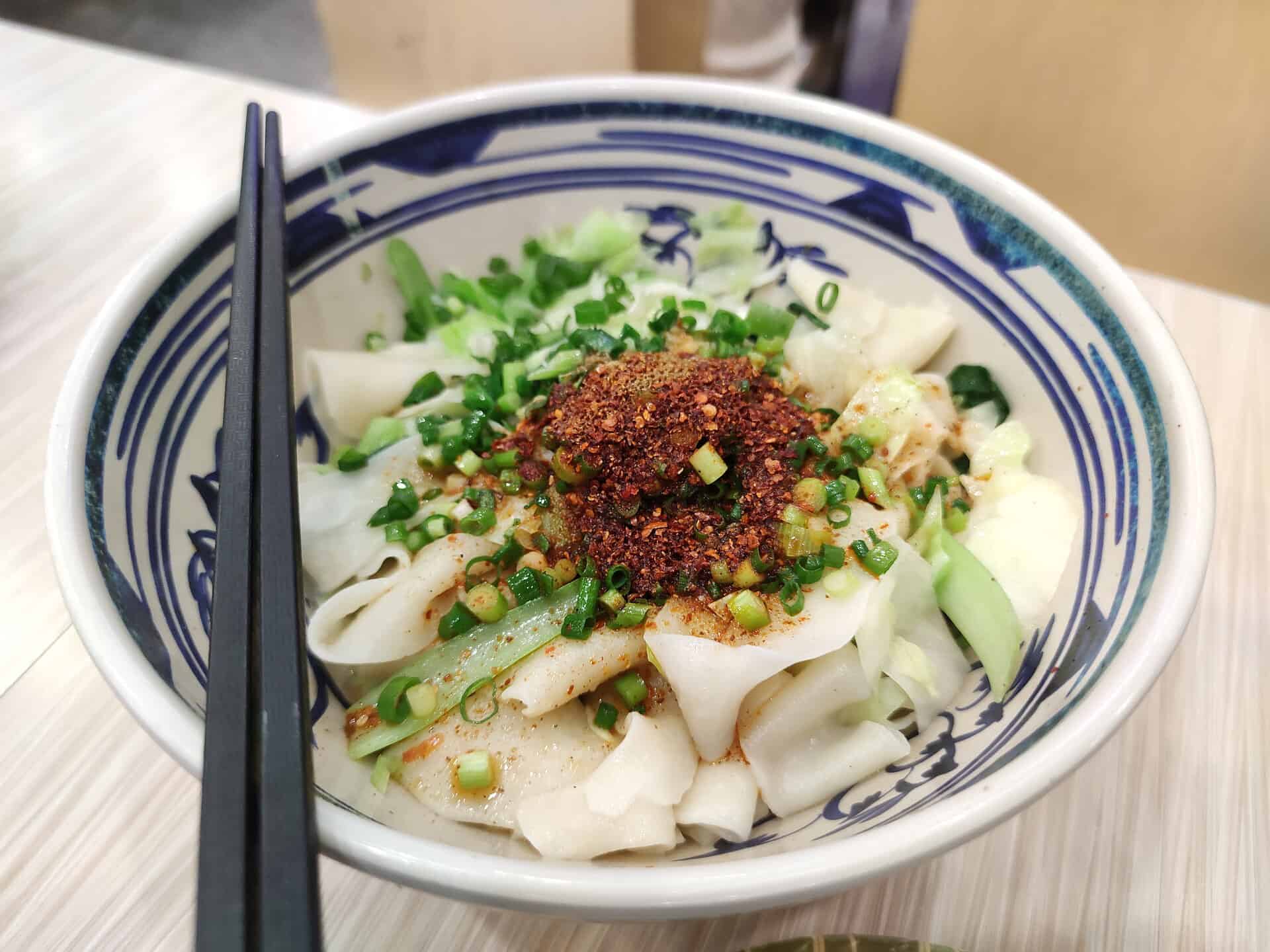 Oil-splashed noodles (youpomian) — wide wheat noodles with chili oil bloomed by hot oil