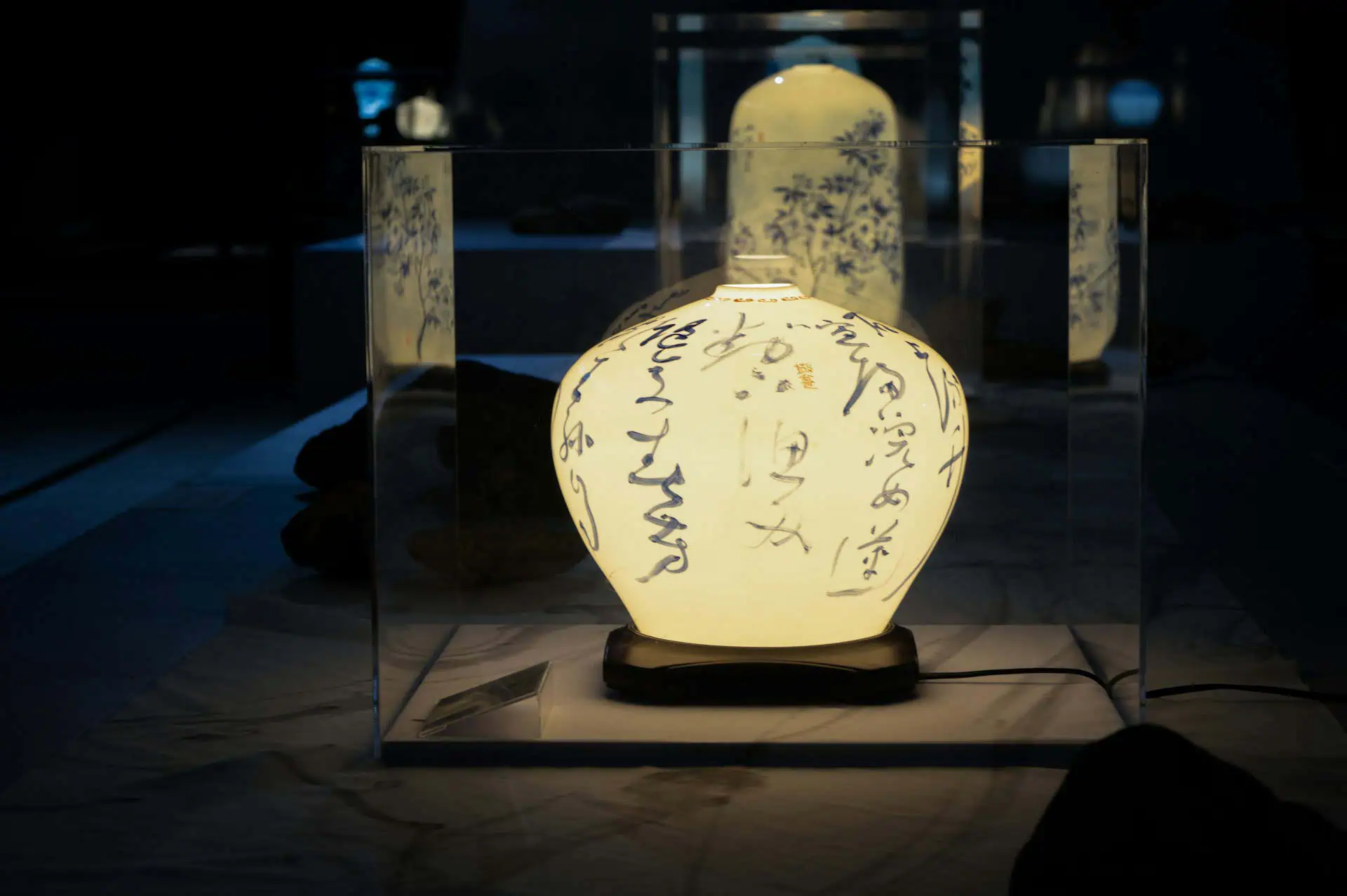 Calligraphy-inscribed vessel at a Shuyuanmen shop