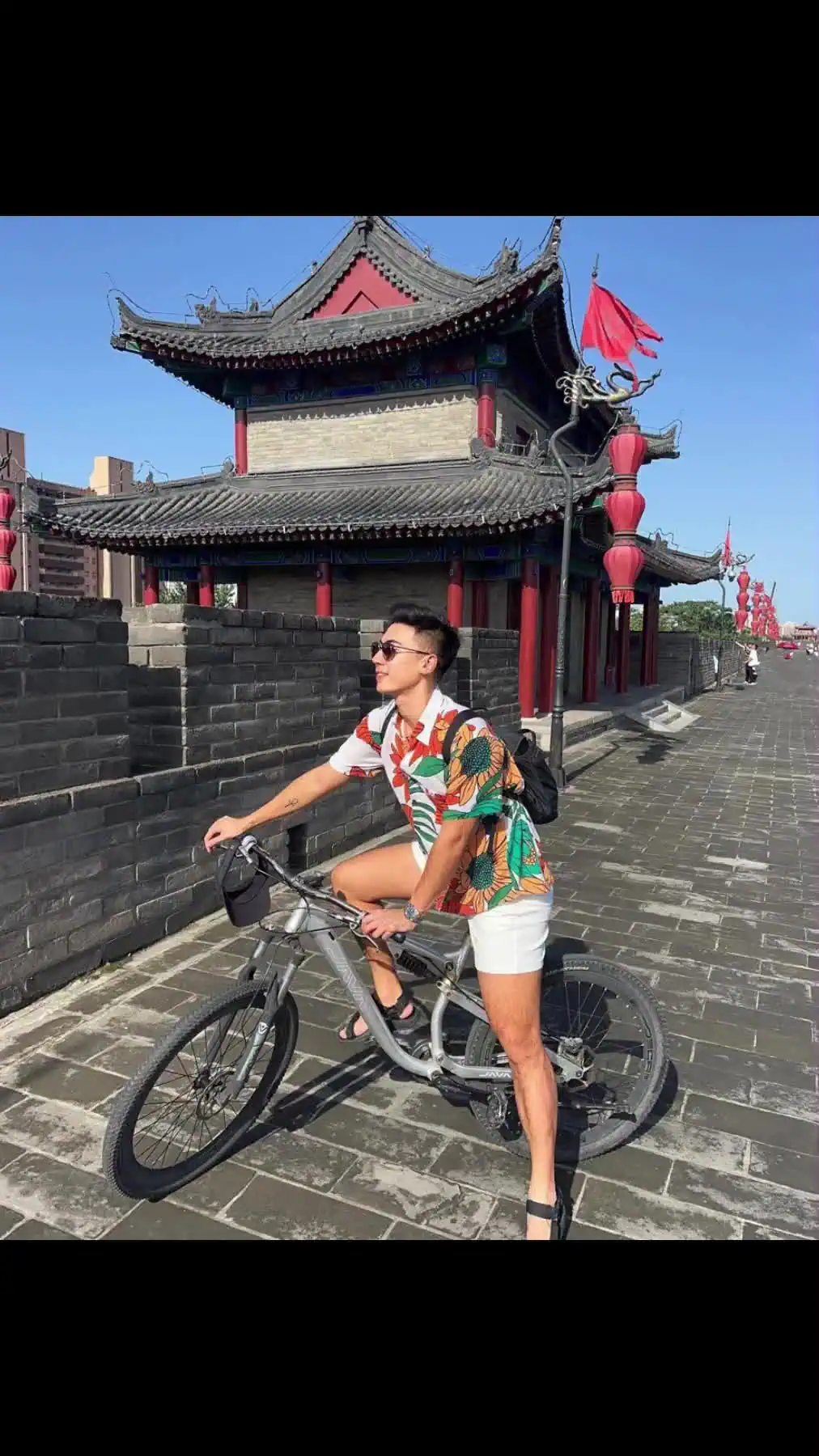 Riding the 13.7 km Xi'an city wall
