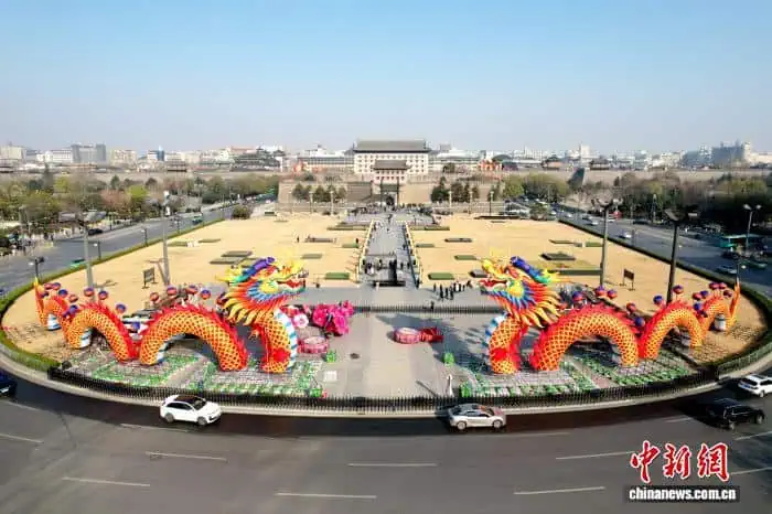 Lanterns go up along Xi'an's ancient city wall